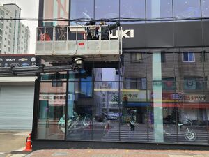 고소 작업대에서 채널 사인 레터링을 설치 중인 엔지니어