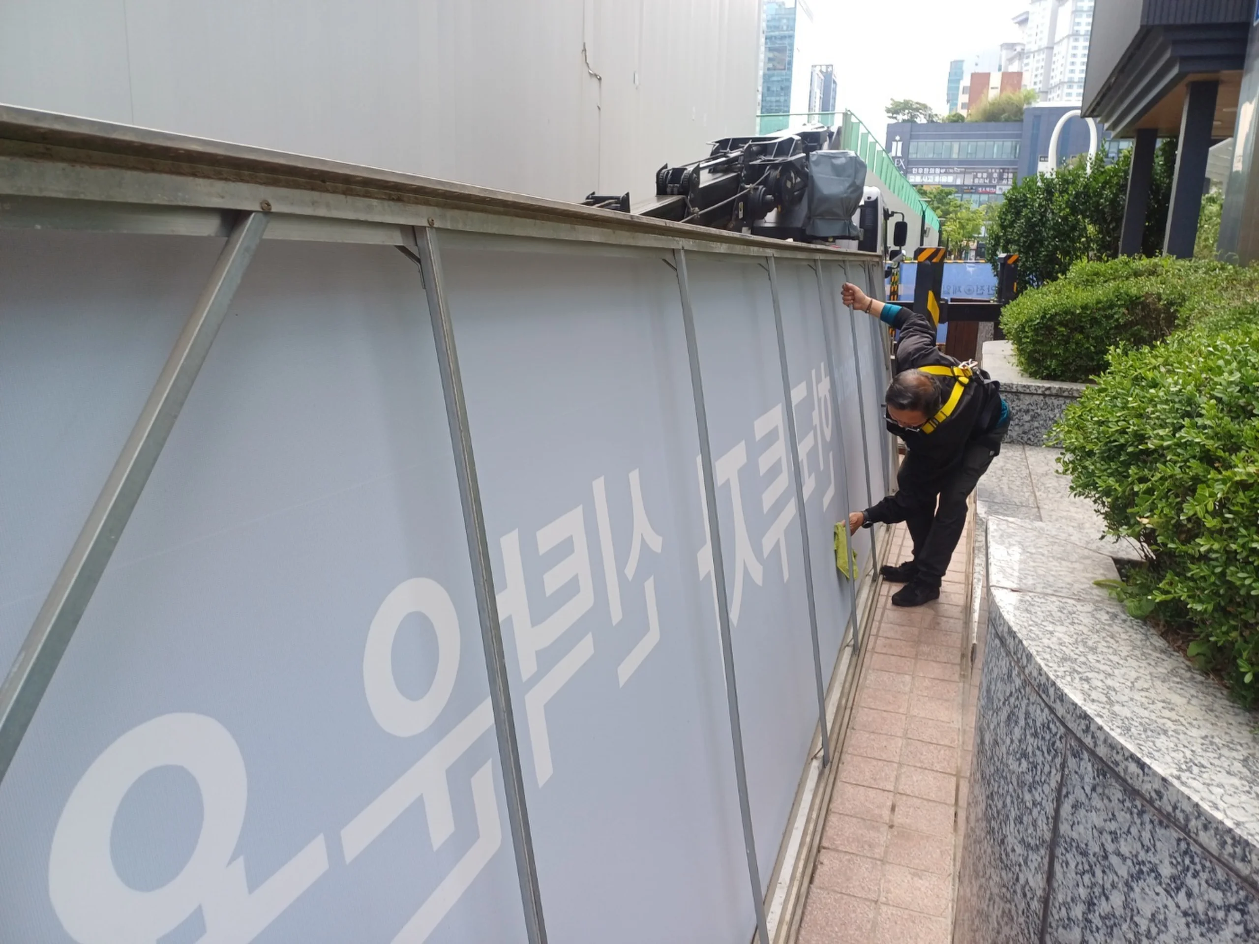 한국투자증권 본사 외부 간판 세척·점검 시공 사진 4