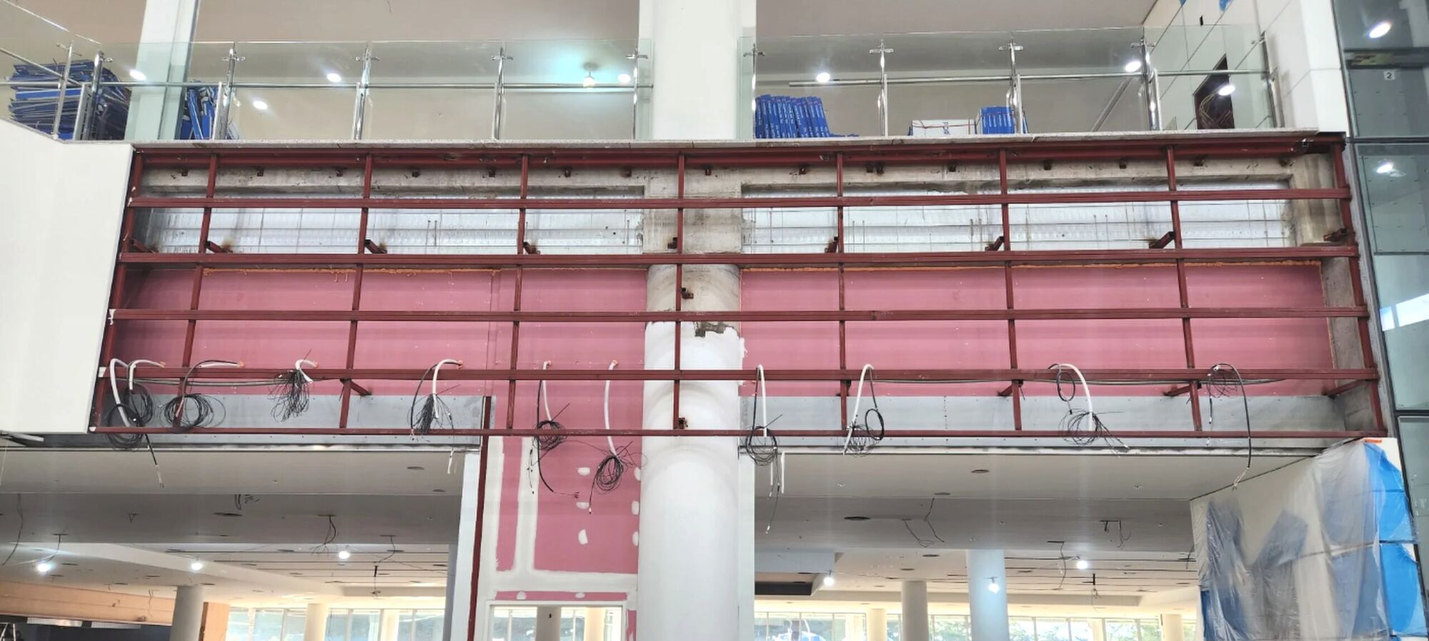 대형 LED 스크린 설치를 위한 철골 프레임 및 배선 작업